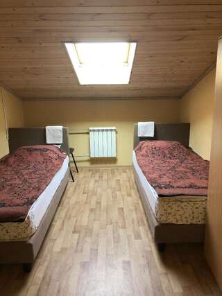 Гостиница на Заречной Яхрома Двухместный номер эконом-класса в мансарде с 2 отдельными кроватями-1